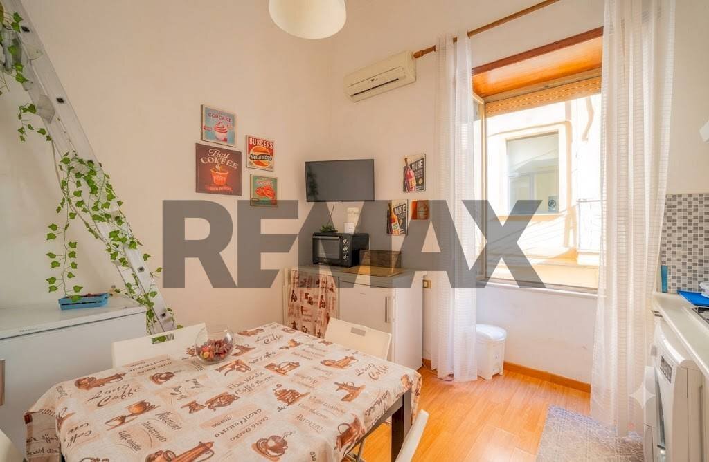 Sala da pranzo - Two-room apartment Via Del Parco Carelli
 
46, Napoli - photo 1
