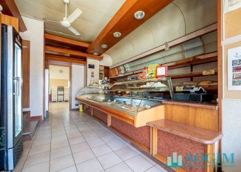 Vendita - Commercial Premises Via carducci
16, Montano Lucino - photo 1