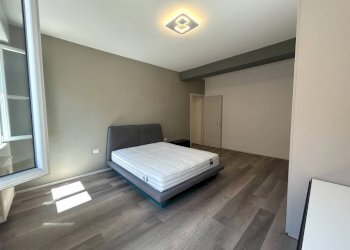 Camera da letto - Three-room apartment via Alessandro Manzoni, 3, Varese - photo 8