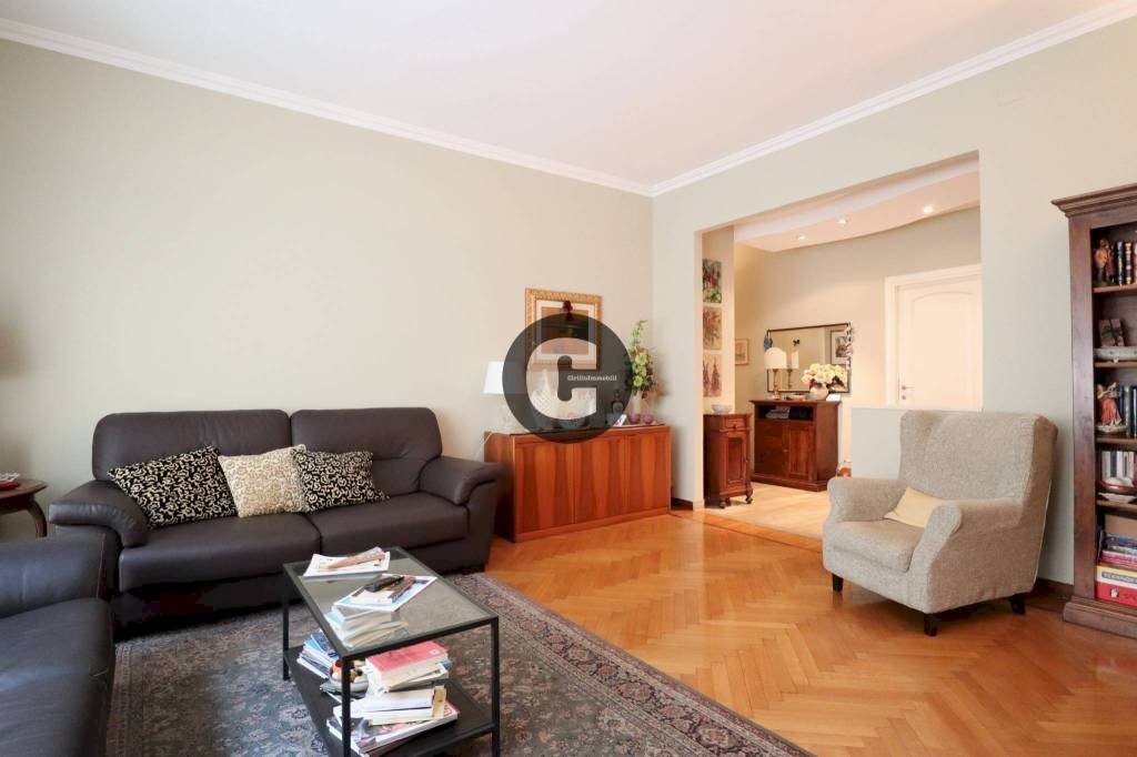 Soggiorno - Three-room apartment via Morghen, 9, Torino (neighborhood San Donato) - photo 2