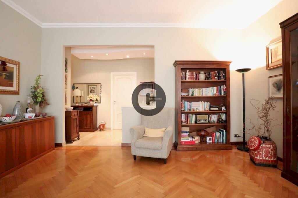 Soggiorno - Three-room apartment via Morghen, 9, Torino (neighborhood San Donato) - photo 3