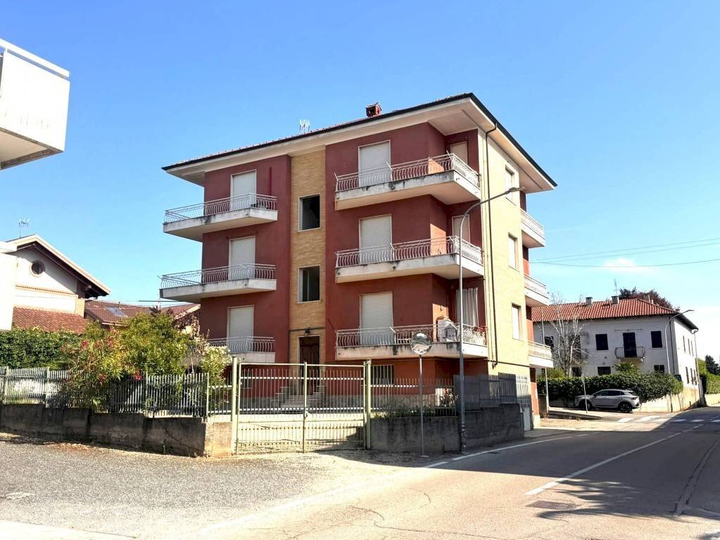 Facciata - Three-room apartment via Cesare Battisti, 31, Cambiano - photo 1