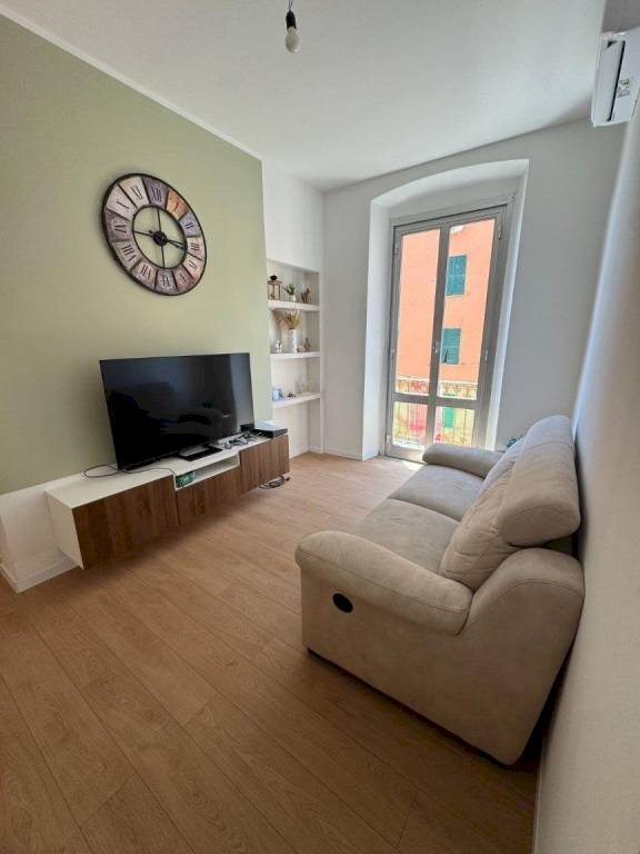 Soggiorno - Appartamento via Giovanni Torti, 21, Genova (zona Marassi) - foto 1