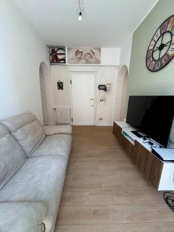 Soggiorno - Appartamento via Giovanni Torti, 21, Genova (zona Marassi) - foto 2