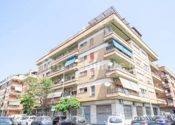 Facciata - Quadrilocale viale dei Romagnoli, Roma (zona Lido di Ostia) - foto 1