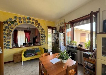 Three-room apartment Via Cervino, Oleggio - photo 1