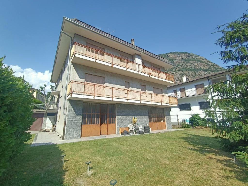 Four-room apartment via Circonvallazione, 73, Verrès - photo 1