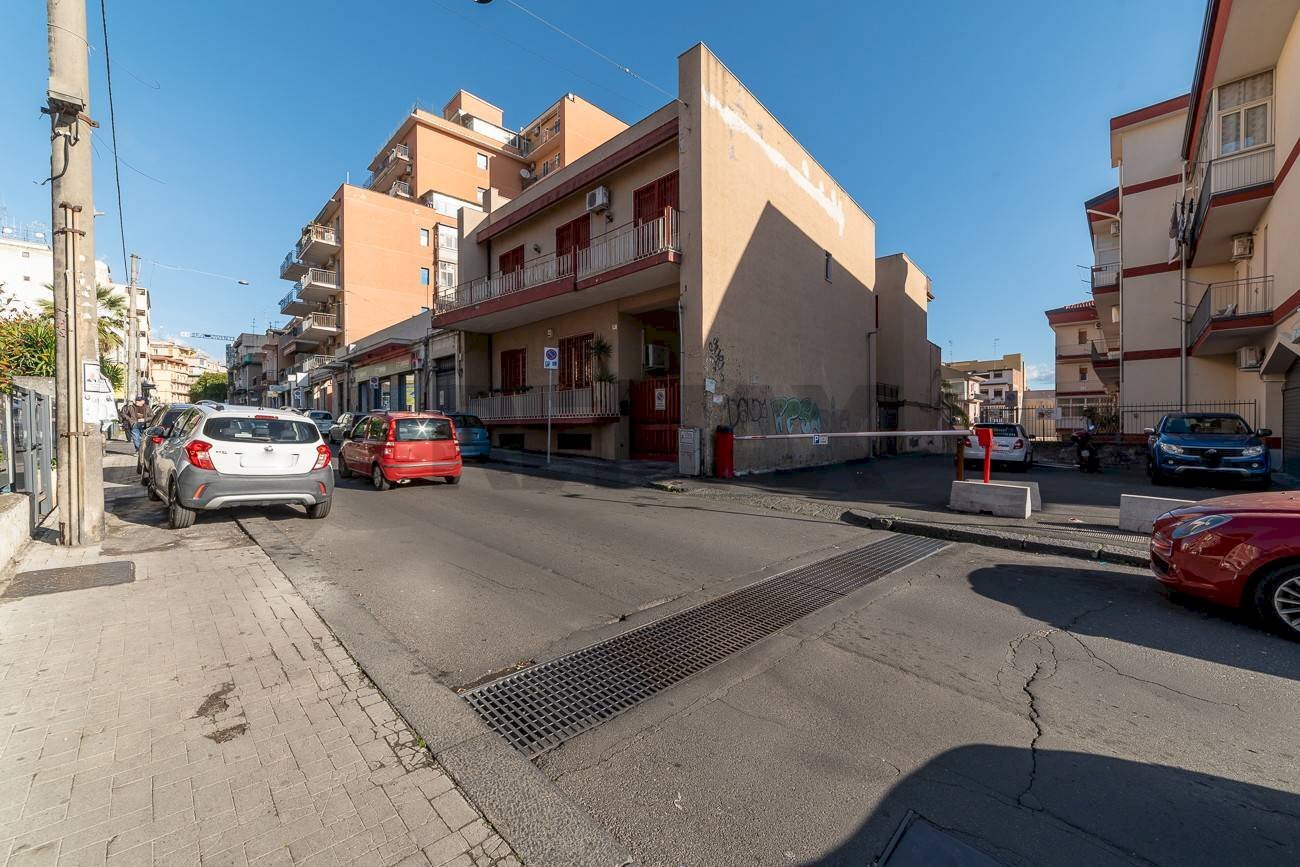 Edificio all\'aperto - Locale Commerciale Via Del Bosco
 
298, Catania - foto 1