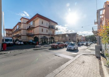 Edificio all\'aperto - Locale Commerciale Via Del Bosco
298, Catania - foto 2