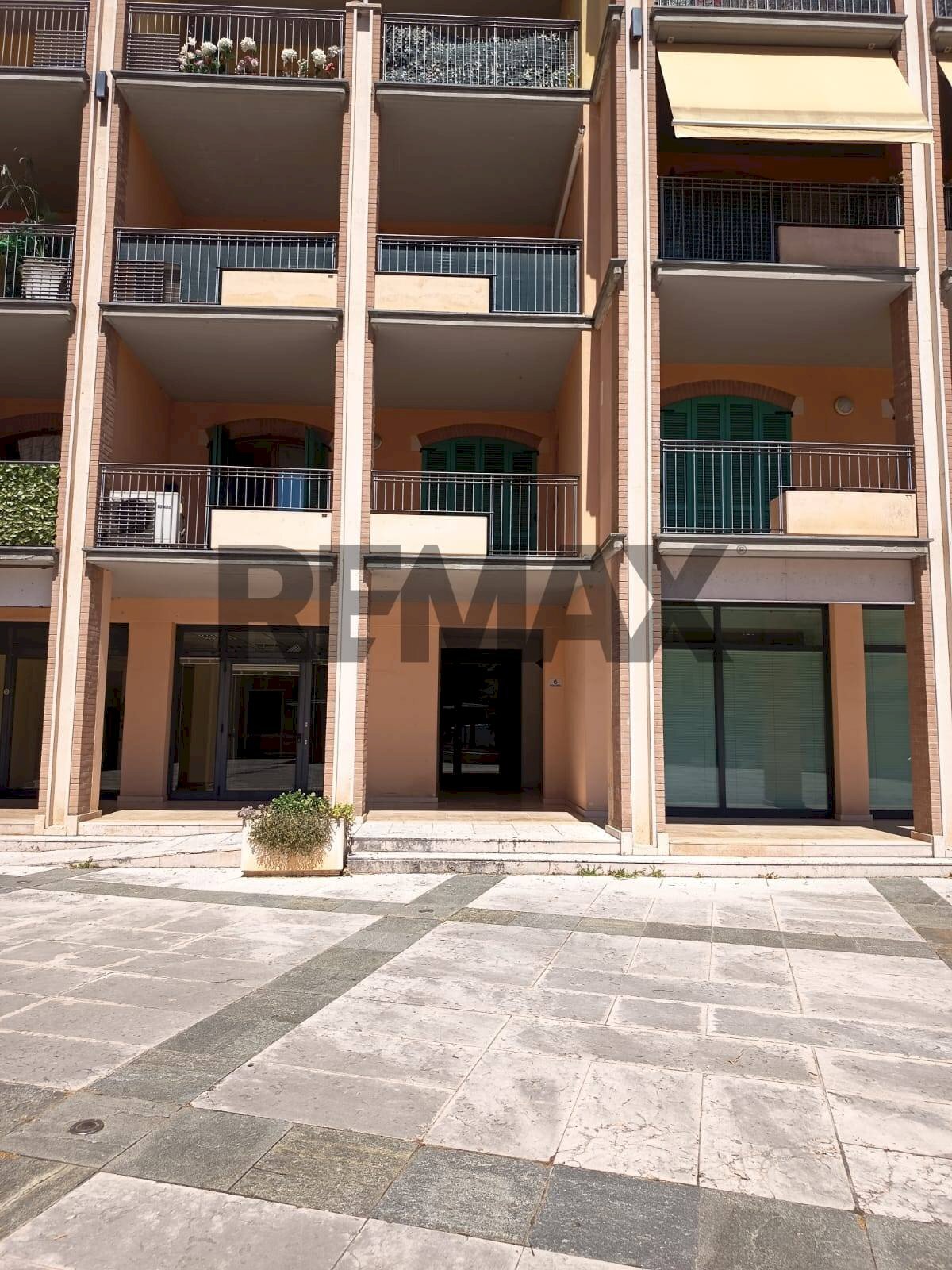 Edificio all\'aperto - Warehouse Piazza Ettore Cosenza
 
6, Salsomaggiore Terme - photo 1