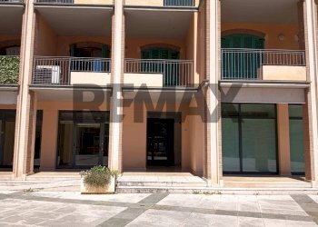 Edificio all\'aperto - Warehouse Piazza Ettore Cosenza
6, Salsomaggiore Terme - photo 1