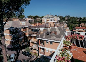 Edificio all\'aperto - Bilocale Via Caprarola
19, Roma - foto 15