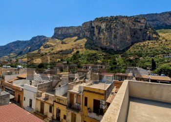 Vista delle montagne - Semi-detached house via f.sco criscpi
 
54, Capaci - photo 4