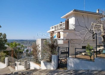 Facciata - Villa viale Grotta San Ermete, 1, Matino - foto 5