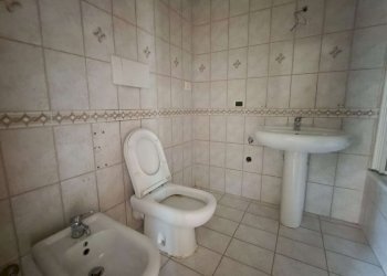 Bagno 1. - Two-room apartment via Dell'Albareto, Roma (neighborhood Acilia) - photo 15