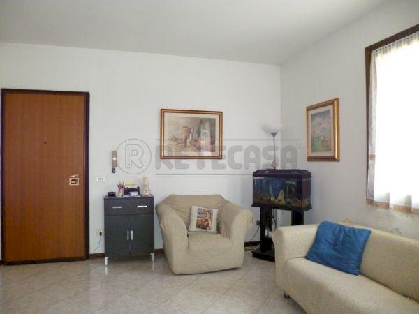 salotto - Appartamento Via Pesa 1, Montebello Vicentino - foto 3