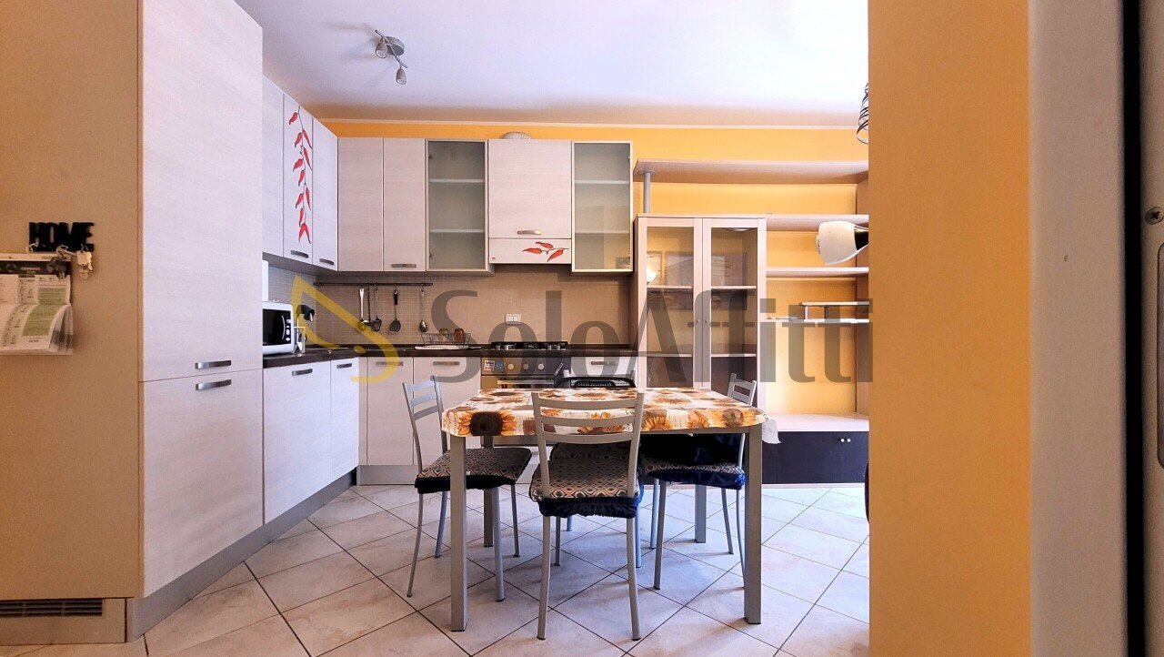 cucina a vista e zona living - Bilocale Via Carroccio, Rescaldina - foto 2