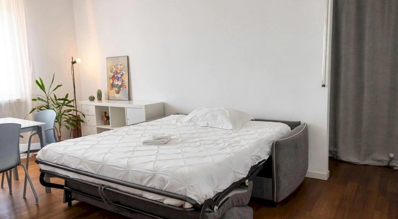 Soggiorno con divano Letto - Three-room apartment Via Goito 14, Rho - photo 2