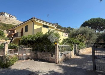 Two-room apartment Via del lavoro, Bordighera - photo 1