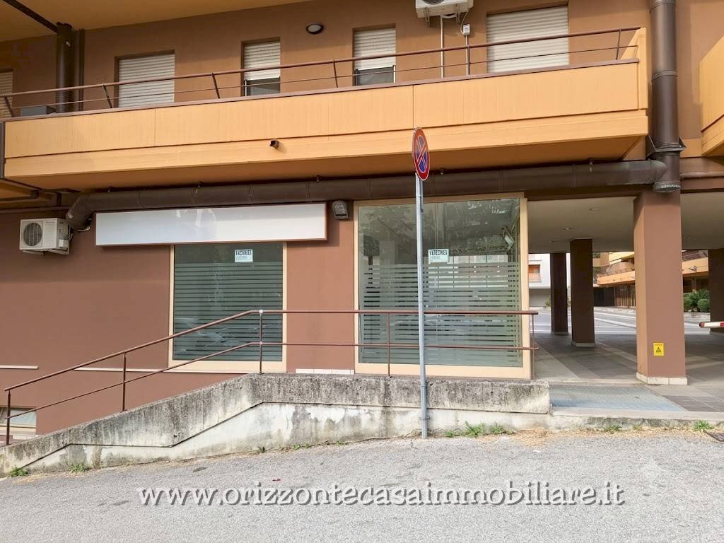 Foto 2 - Commercial Premises PIAZZA SIMON BOLIVAR, Folignano - photo 2