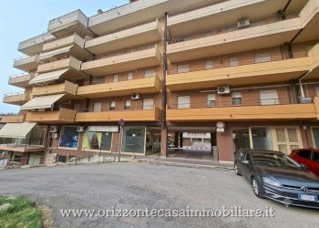 Foto 1 - Commercial Premises PIAZZA SIMON BOLIVAR, Folignano - photo 1