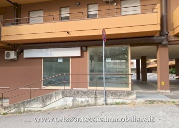 Foto 2 - Commercial Premises PIAZZA SIMON BOLIVAR, Folignano - photo 2