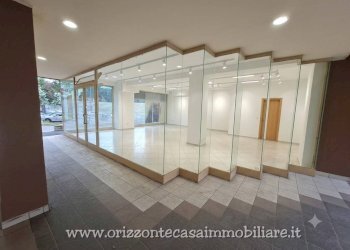 Foto 4 - Commercial Premises PIAZZA SIMON BOLIVAR, Folignano - photo 4
