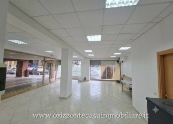 Foto 12 - Commercial Premises PIAZZA SIMON BOLIVAR, Folignano - photo 12