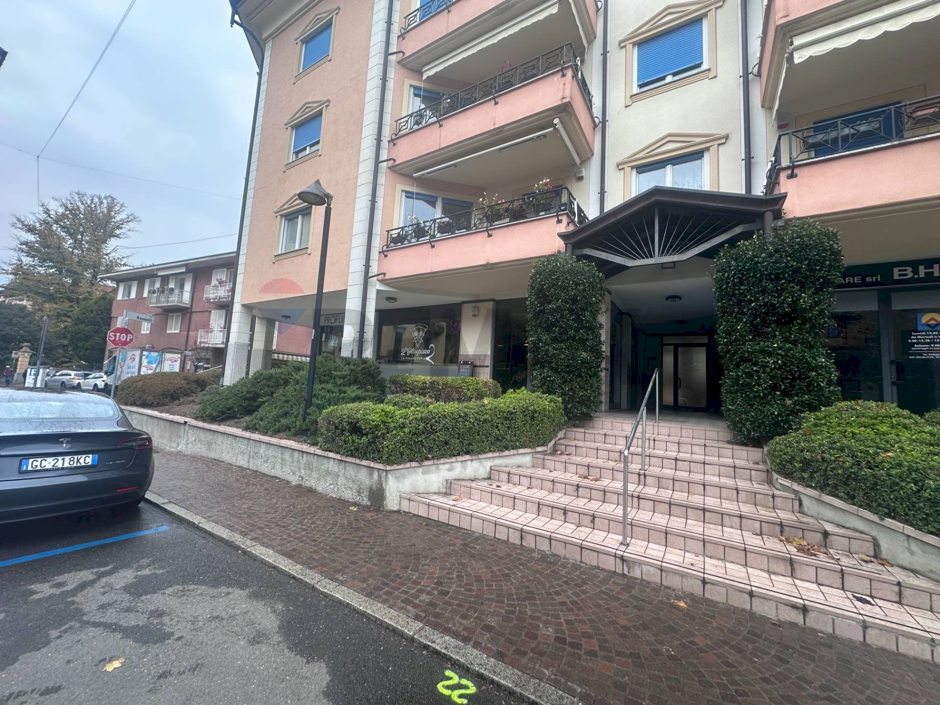 Edificio all\'aperto - Commercial Premises piazza vittorio veneto
1, Laveno-Mombello - photo 2