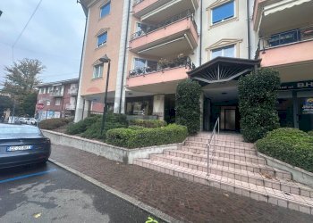 Edificio all\'aperto - Commercial Premises piazza vittorio veneto
1, Laveno-Mombello - photo 2