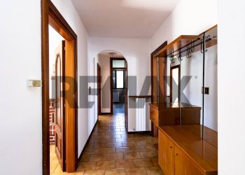 Hall / corridoio - Trilocale Via San Camillo
 
55, Marchirolo - foto 15