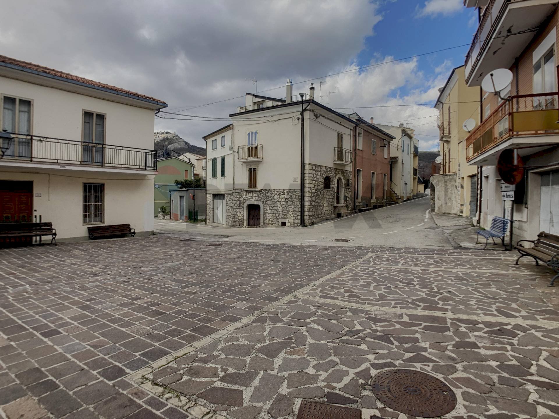 Edificio all\'aperto - Semi-detached house P.zza IV Novembre
4, Fallo - photo 2