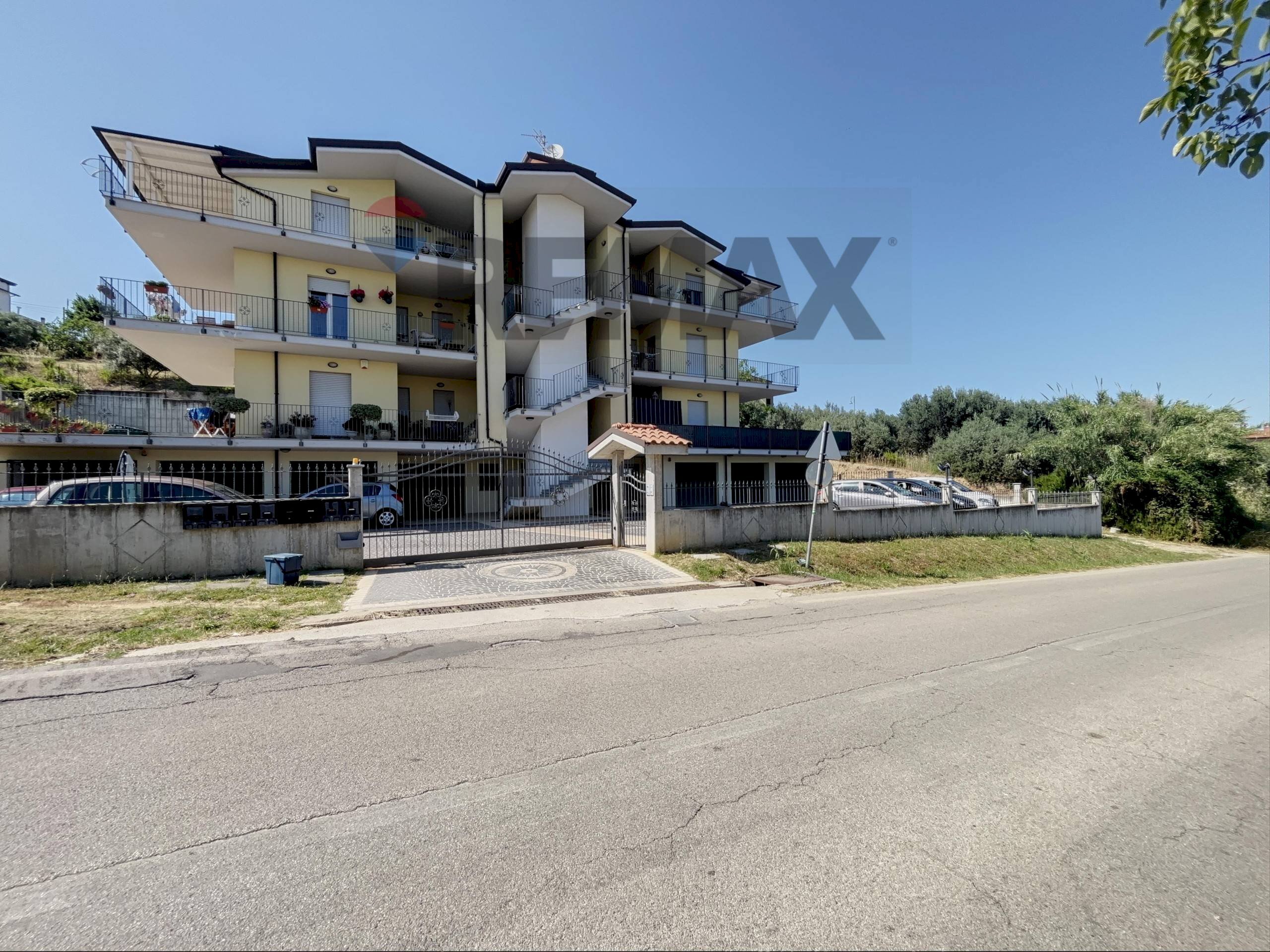 Edificio all\'aperto - Trilocale Via Battaglia Del Sangro
93, Mozzagrogna - foto 2