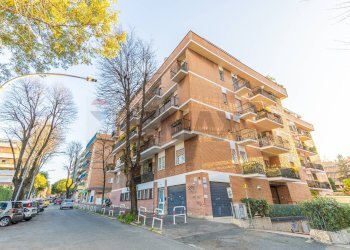 Edificio all\'aperto - Trilocale Viale Di Vigna Pia
32, Roma - foto 5