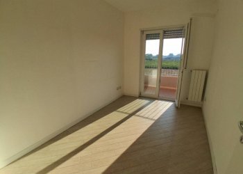 Camera da letto - Three-room apartment viale Canne, 50D, Pulsano - photo 15