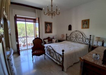 Camera da letto - Three-room apartment via Lago d'Arvo, 18, Taranto - photo 12