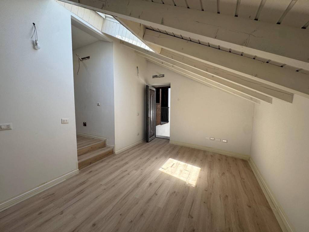 Stanza non arredata - Independent house via Roma, 137, Mercallo - photo 1