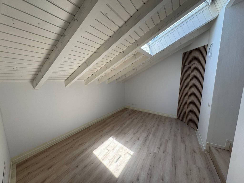 Stanza non arredata - Independent house via Roma, 137, Mercallo - photo 3