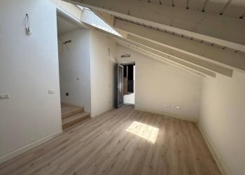 Stanza non arredata - Independent house via Roma, 137, Mercallo - photo 1