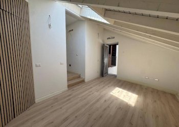 Stanza non arredata - Independent house via Roma, 137, Mercallo - photo 18