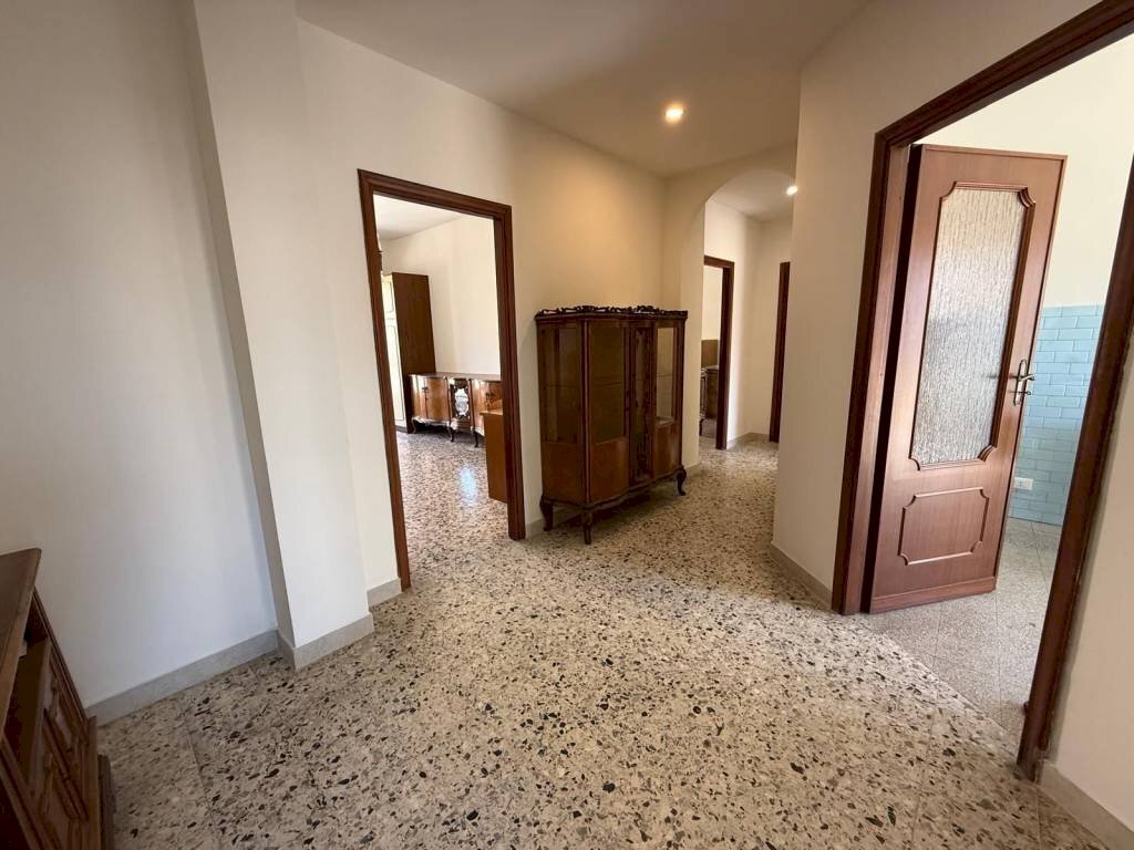 Corridoio - Four-room apartment via Arnaldo da Brescia, 39, Torino (neighborhood Lingotto) - photo 3