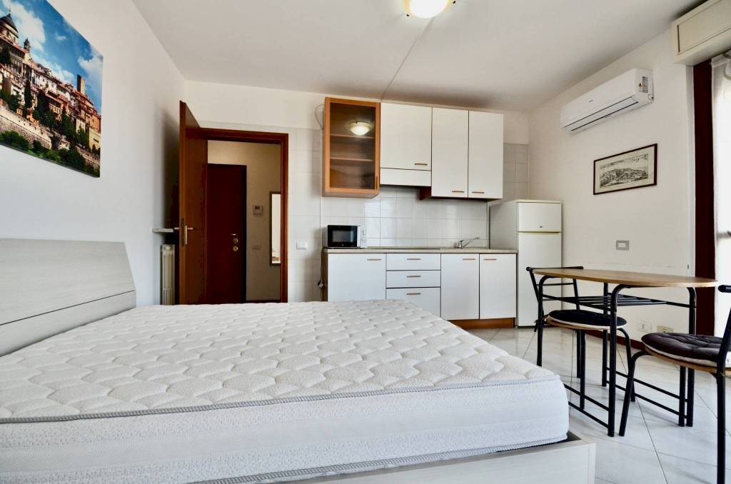 Camera da letto - Monolocale via San Tomaso de' Calvi, Bergamo (zona Canovine) - foto 3