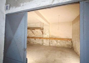 Interno garage (AI clean)  (2) - Box Mascalucia - foto 3