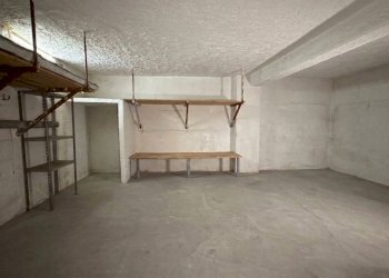 Interno garage (AI clean)  (3) - Box Mascalucia - foto 4