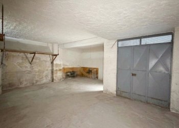 Interno garage (AI clean)  (4) - Box Mascalucia - foto 5