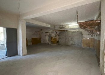 Interno garage (AI clean)  (5) - Box Mascalucia - foto 6