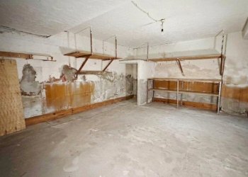 Interno garage (AI clean)  (1) - Box Mascalucia - foto 7