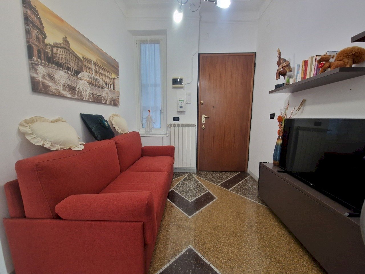 salottino d\'ingresso appartamento via donghi san f - Appartamento Via Donghi 24, Genova (zona San Fruttuoso) - foto 2