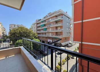 VISTA SU PIAZZA DELLA VITTORIA - Trilocale Piazza della Vittoria 36, Pietra Ligure - foto 2