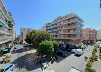 VISTA SU PIAZZA DELLA VITTORIA - Trilocale Piazza della Vittoria 36, Pietra Ligure - foto 9